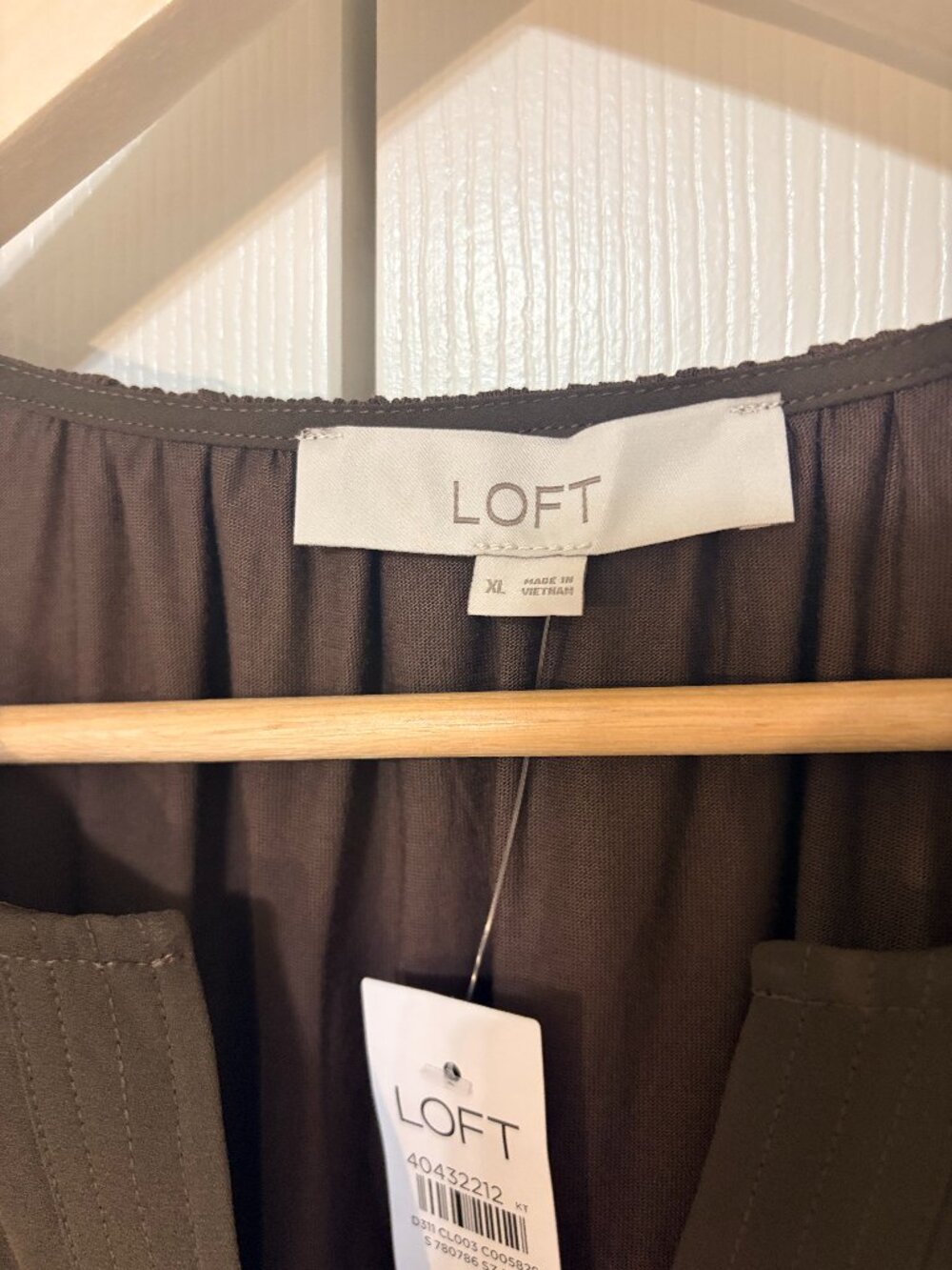 NWT LOFT Women's Brown Sleeveless V-Neck Blouse Size XL - Picture 3 of 4